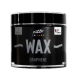 De ZviZZer Wax Graphene (100ml) is een revolutionaire hybride wax die de grenzen van lakbescherming verlegt door het gebruik van geavanceerde grafeen-technologie. Deze innovatieve wax vormt een extreem sterk en duurzaam schild op de lak, dat niet alleen zorgt voor een ongekende glans, maar ook voor een superieure bescherming tegen chemicaliën, UV-straling en hitte. Dankzij de grafeen-moleculen ontstaat een extreem glad oppervlak met uitzonderlijke waterafstotende eigenschappen (hydrofobiciteit). Hierdoor blijft uw voertuig langer schoon en is het onderhoud aanzienlijk eenvoudiger. De wax geeft de lak een indrukwekkende kleurdiepte en een spiegelende reflectie, terwijl hij zijdezacht aanvoelt. ZviZZer Wax Graphene combineert het gebruiksgemak van een traditionele wax met de kracht en standtijd van de modernste moleculaire technologie. De ideale keuze voor de veeleisende detailer die op zoek is naar de allerhoogste graad van bescherming en een perfecte showroom-finish