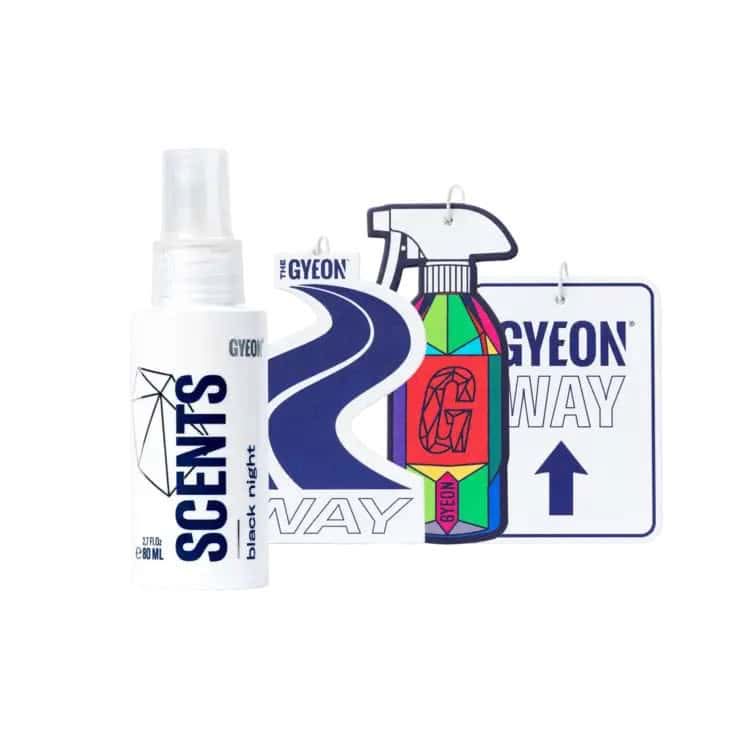 GYEON Q²M Scents Black Night 80ml autoparfum met drie geurhangers op witte achtergrond GYEON Q²M Scents Black Night 80ml autoparfum met drie geurhangers op witte achtergrond