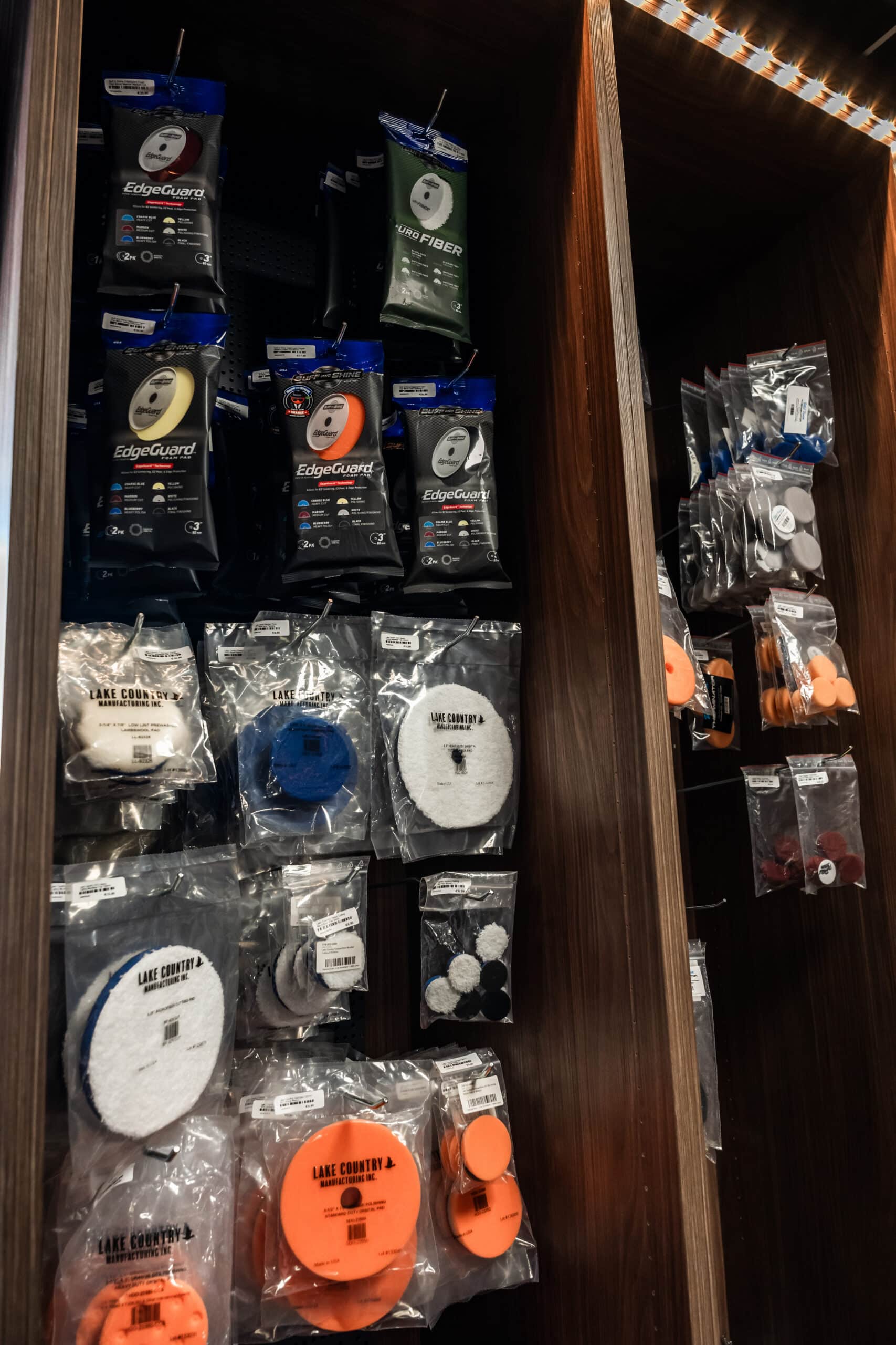 Polijstpads in verschillende uitvoeringen aan de winkelwand