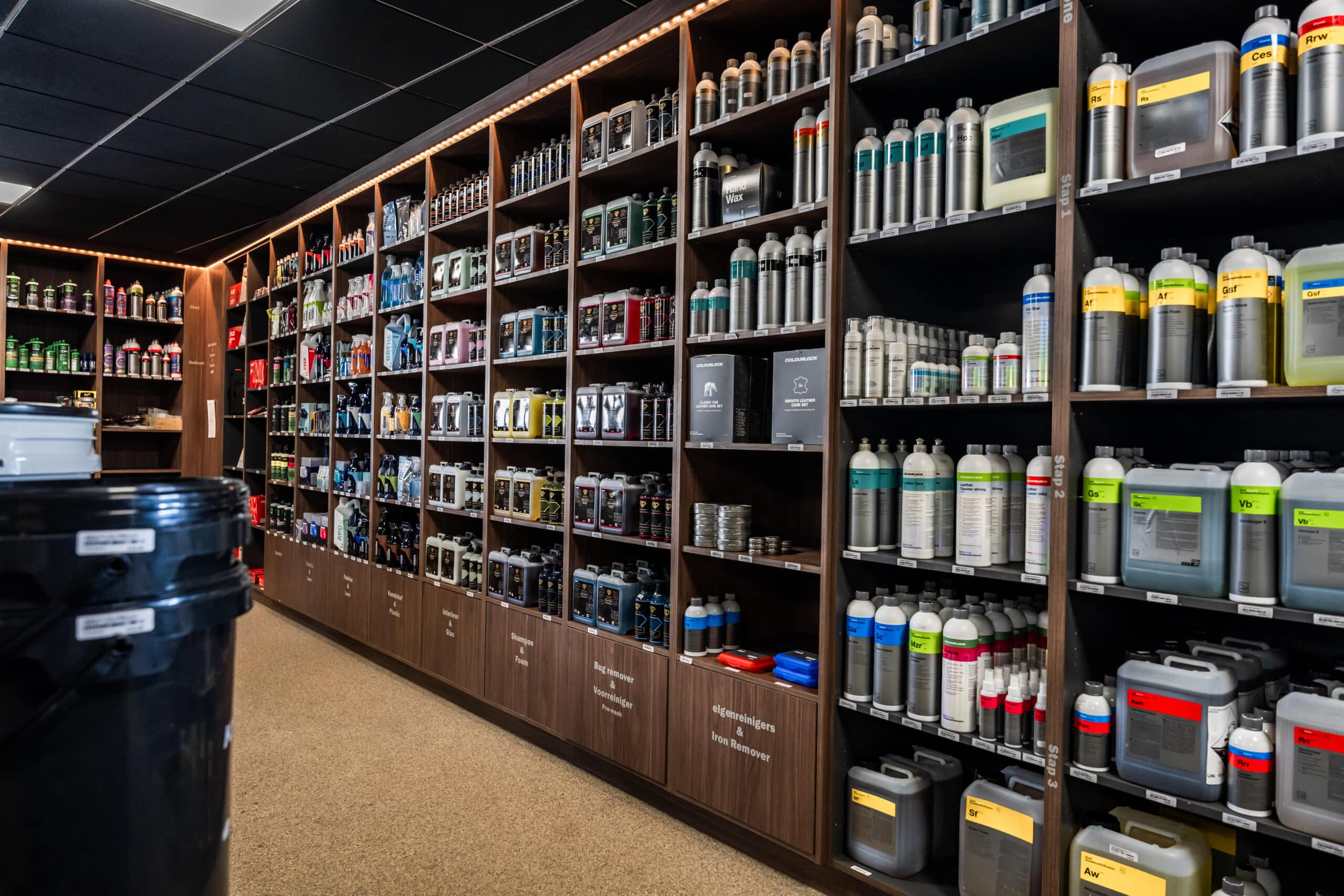 Wand met autoverzorgingsproducten in de fysieke winkel in Waalre