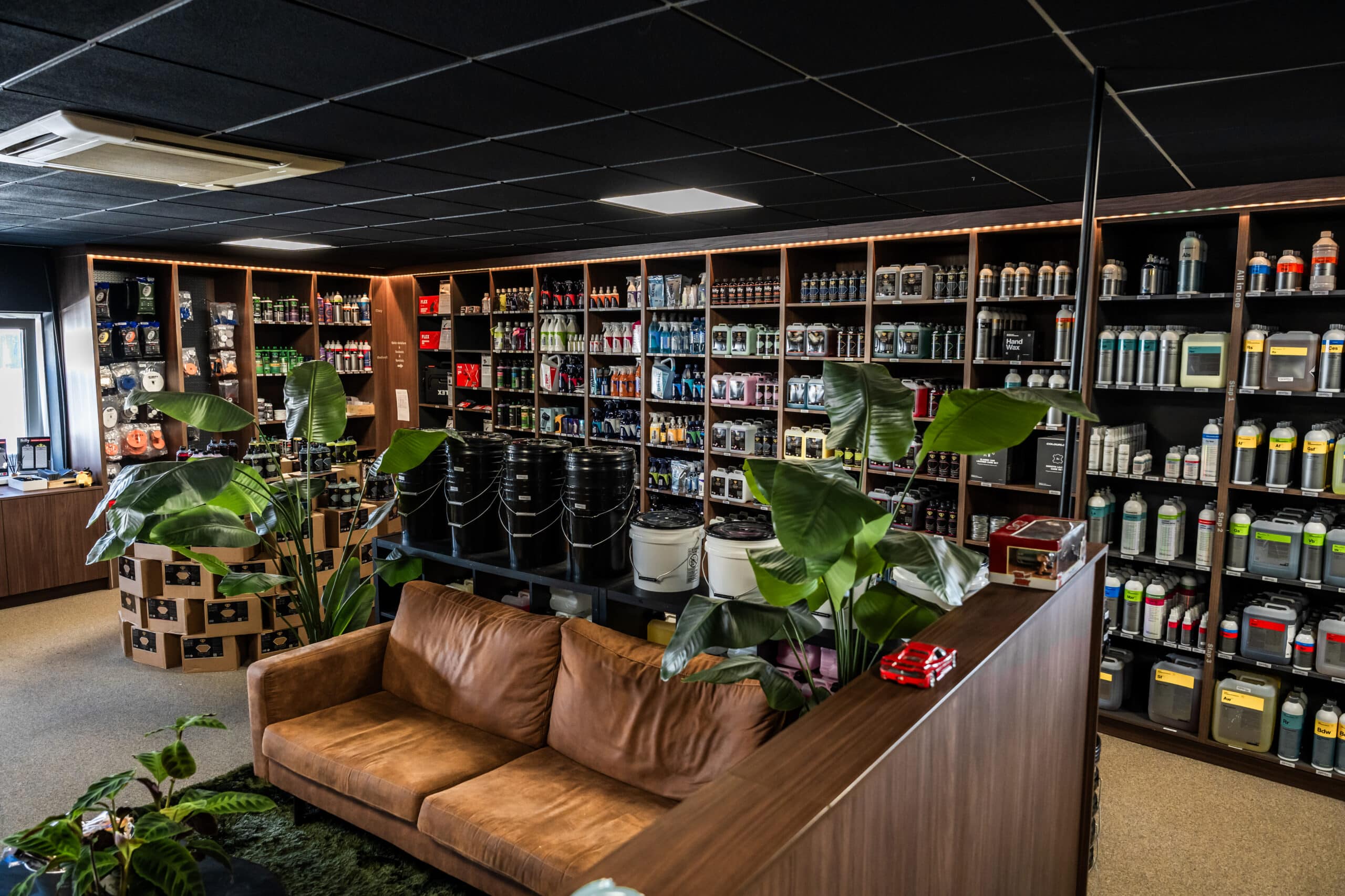 Overzicht van de Hartley Car Care winkel met productwanden en zithoek